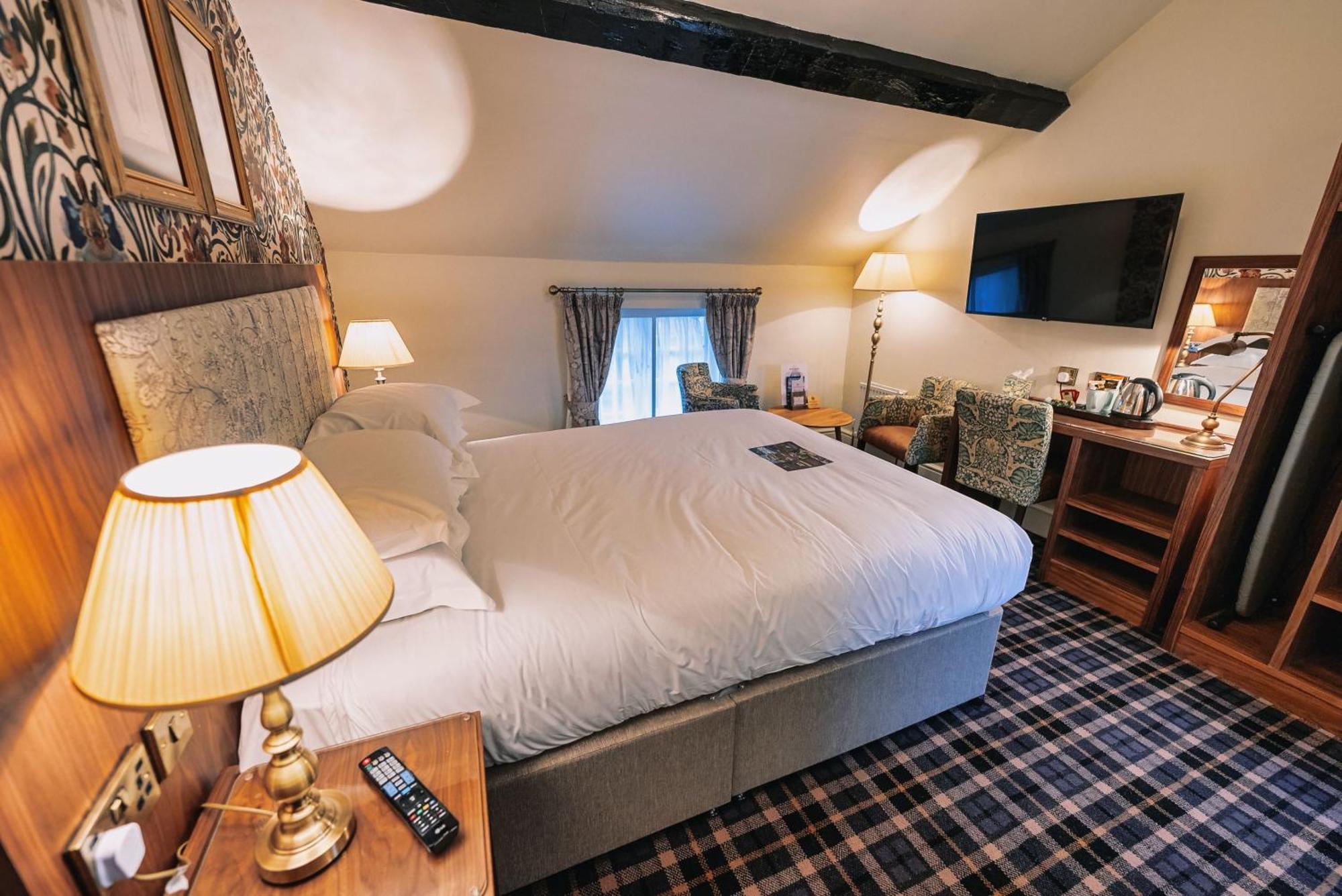 The Bull And Townhouse, Beaumaris- The Inn Collection Group Room photo